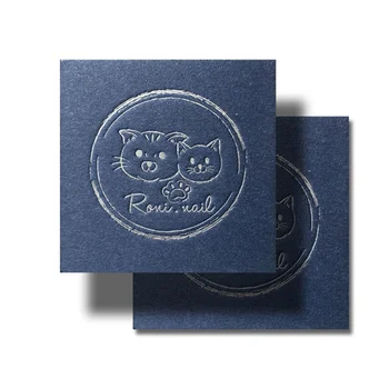 Типография Изготовила на заказ квадратную синюю плотную хлопчатобумажную бумагу из экологически чистых материалов, мини-карту глубокой печати серебристого цвета.