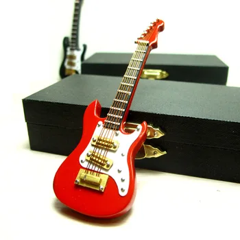 Электроакустическая Гитара 1:12 Миниатюрный музыкальный инструмент Музыкальный Декор для кукольного домика с держателем Подарочный Футляр (Красный)